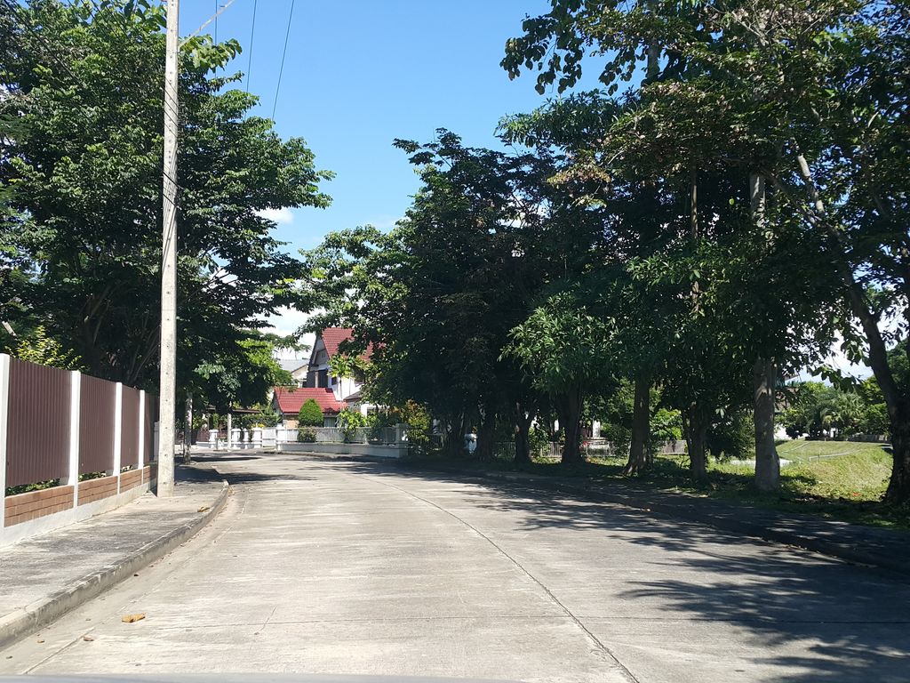 ภาพถนนตรงที่ KISSA ตั้งอยู่ ถ่ายโดย jrcarlsen พ.ศ. 2558 (2015) · A street-level view of where KISSA stands, by jrcarlsen in 2558 (2015)
