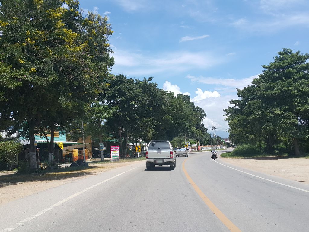 ภาพถนนตรงที่ สเต็กลุงปู ตั้งอยู่ ถ่ายโดย jrcarlsen พ.ศ. 2558 (2015) · A street-level view of where สเต็กลุงปู · Steak Lung Pu stands, by jrcarlsen in 2558 (2015)