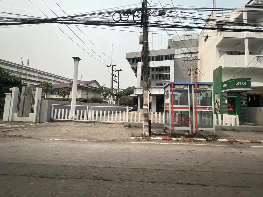 ภาพถนนตรงที่ เมืองไทยประกันชีวิต สาขาตลาดวโรรส ตั้งอยู่ ถ่ายโดย Junguin พ.ศ. 2566 (2023) · A street-level view of where เมืองไทยประกันชีวิต สาขาตลาดวโรรส · Mueang Thai Prakanchiwit Sakha Talat Warorot stands, by Junguin in 2566 (2023)