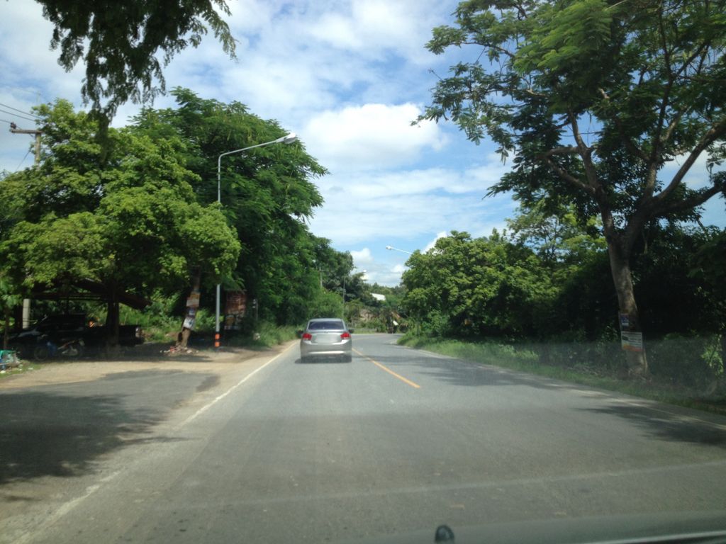 ภาพถนนตรงที่ ร้านหมวย แลงมามาว ตั้งอยู่ ถ่ายโดย jimwatana พ.ศ. 2558 (2015) · A street-level view of where ร้านหมวย แลงมามาว · Ran Muai Laengmamao stands, by jimwatana in 2558 (2015)