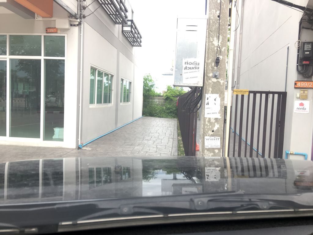 ภาพถนนตรงที่ K-MED Clinic Chiangmai ตั้งอยู่ ถ่ายโดย wapriz พ.ศ. 2561 (2018) · A street-level view of where K-MED Clinic Chiangmai stands, by wapriz in 2561 (2018)