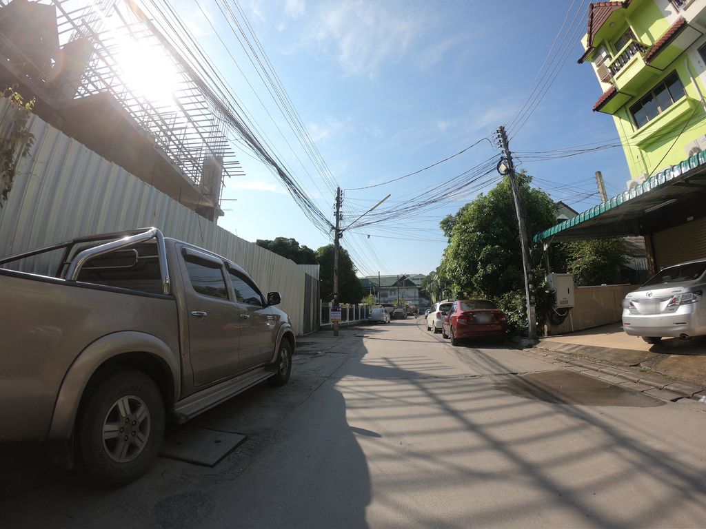ภาพถนนตรงที่ Phumuntra Boutique Hotel ตั้งอยู่ ถ่ายโดย chanuwath_grab พ.ศ. 2562 (2019) · A street-level view of where Phumuntra Boutique Hotel stands, by chanuwath_grab in 2562 (2019)