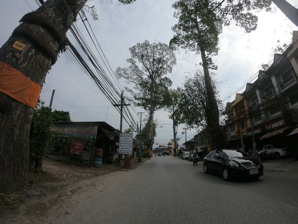 ภาพถนนตรงที่ Oasis Saraphi - โอเอซิส สารภี by Lotus’s ตั้งอยู่ ถ่ายโดย chanuwath_grab พ.ศ. 2562 (2019) · A street-level view of where Oasis Saraphi - โอเอซิส สารภี by Lotus’s stands, by chanuwath_grab in 2562 (2019)