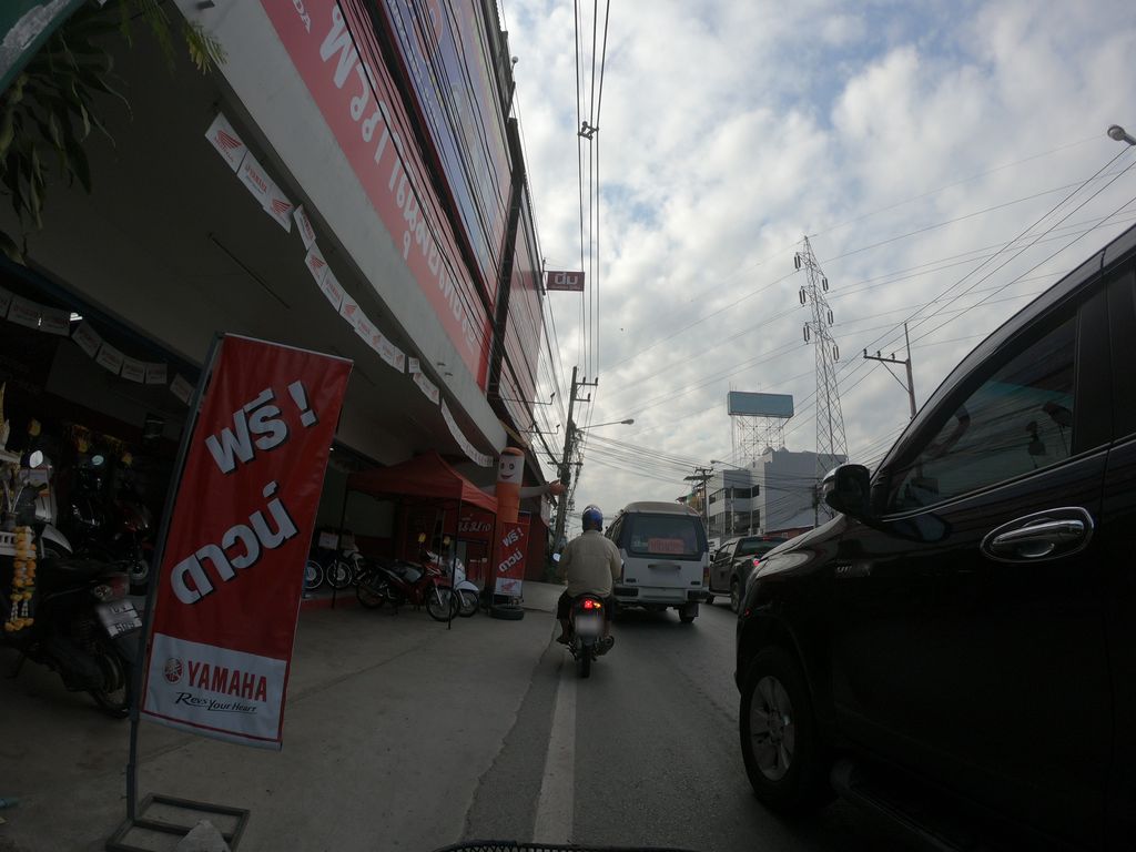 ภาพถนนตรงที่ ร้านรถมอเตอร์ไซค์ พรภาณุมอเตอร์ ตั้งอยู่ ถ่ายโดย chanuwath_grab พ.ศ. 2562 (2019) · A street-level view of where ร้านรถมอเตอร์ไซค์ พรภาณุมอเตอร์ · Ran Rot Motorcycle Phon Phanu Motor stands, by chanuwath_grab in 2562 (2019)