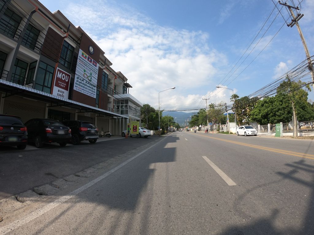 ภาพถนนตรงที่ กรีนเฮาส์เนลส์ ตั้งอยู่ ถ่ายโดย chanuwath_grab พ.ศ. 2562 (2019) · A street-level view of where กรีนเฮาส์เนลส์ · Green House Nails stands, by chanuwath_grab in 2562 (2019)