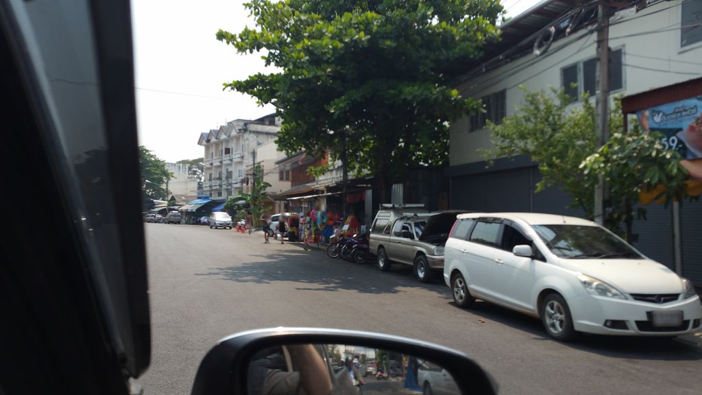 ภาพถนนตรงที่ ขนมจีบข้าวซอยแม่บัวเจ้าเก่า ตั้งอยู่ ถ่ายโดย jrcarlsen พ.ศ. 2560 (2017) · A street-level view of where ขนมจีบข้าวซอยแม่บัวเจ้าเก่า · Khanomchip Khao Soi Mae Bua Chaokao stands, by jrcarlsen in 2560 (2017)