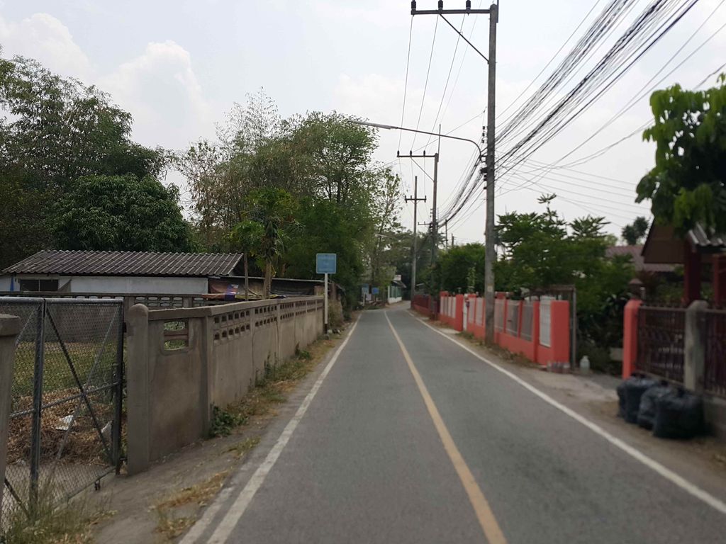 ภาพถนนตรงที่ MJ Place หนองหอย เชียงใหม่ ตั้งอยู่ ถ่ายโดย jrcarlsen พ.ศ. 2558 (2015) · A street-level view of where MJ Place หนองหอย เชียงใหม่ stands, by jrcarlsen in 2558 (2015)