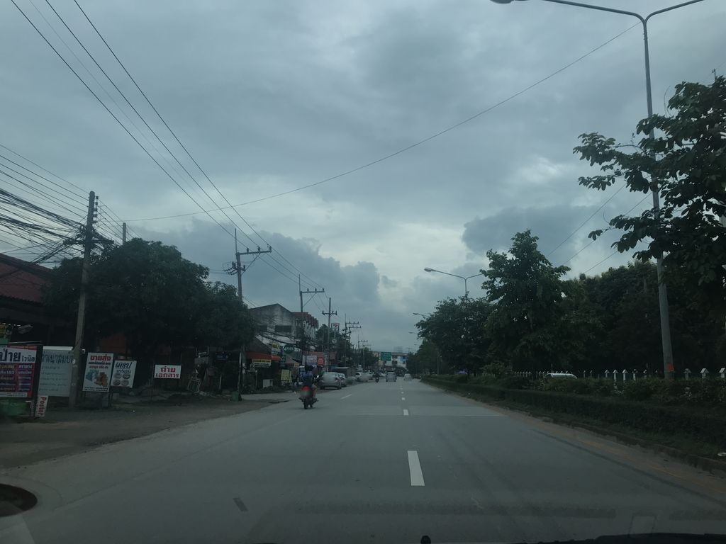 ภาพถนนตรงที่ Ngon Ngon cafe ตั้งอยู่ ถ่ายโดย prasert พ.ศ. 2561 (2018) · A street-level view of where Ngon Ngon cafe stands, by prasert in 2561 (2018)