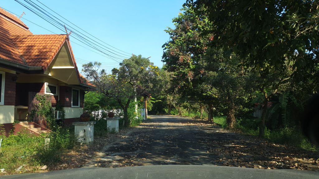 ภาพถนนตรงที่ Lanna Muay Thai ตั้งอยู่ ถ่ายโดย jrcarlsen พ.ศ. 2562 (2019) · A street-level view of where Lanna Muay Thai stands, by jrcarlsen in 2562 (2019)