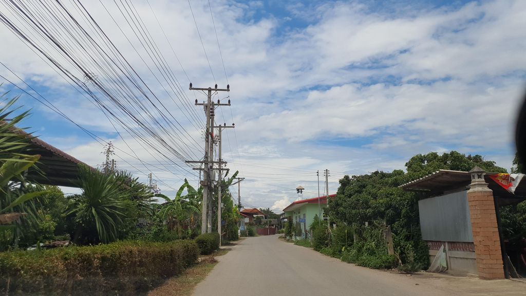ภาพถนนตรงที่ @ขุนคง สันป่าตอง ตั้งอยู่ ถ่ายโดย jrcarlsen พ.ศ. 2564 (2021) · A street-level view of where @ขุนคง สันป่าตอง · @khunkhong San Pa Tong stands, by jrcarlsen in 2564 (2021)