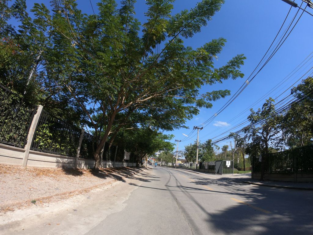 ภาพถนนตรงที่ G’s Park ตั้งอยู่ ถ่ายโดย chanuwath_grab พ.ศ. 2562 (2019) · A street-level view of where G’s Park stands, by chanuwath_grab in 2562 (2019)