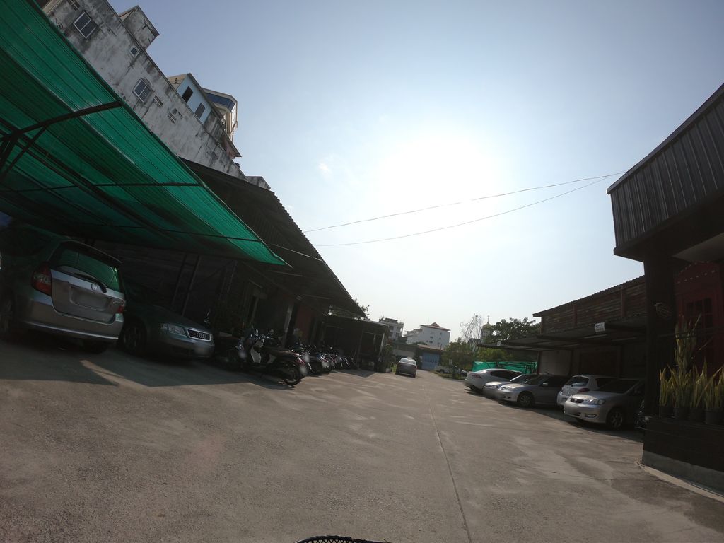 ภาพถนนตรงที่ Chakkha Spa ตั้งอยู่ ถ่ายโดย chanuwath_grab พ.ศ. 2562 (2019) · A street-level view of where Chakkha Spa stands, by chanuwath_grab in 2562 (2019)