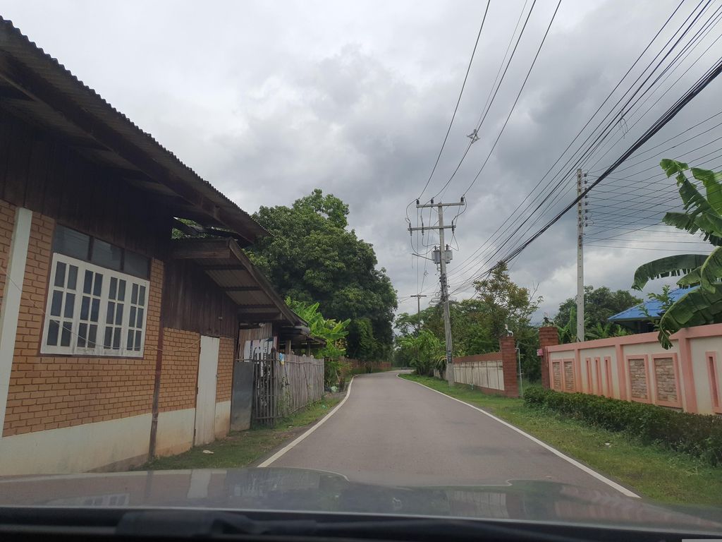 ภาพถนนตรงที่ Cozy Care Village ตั้งอยู่ ถ่ายโดย jrcarlsen พ.ศ. 2566 (2023) · A street-level view of where Cozy Care Village stands, by jrcarlsen in 2566 (2023)