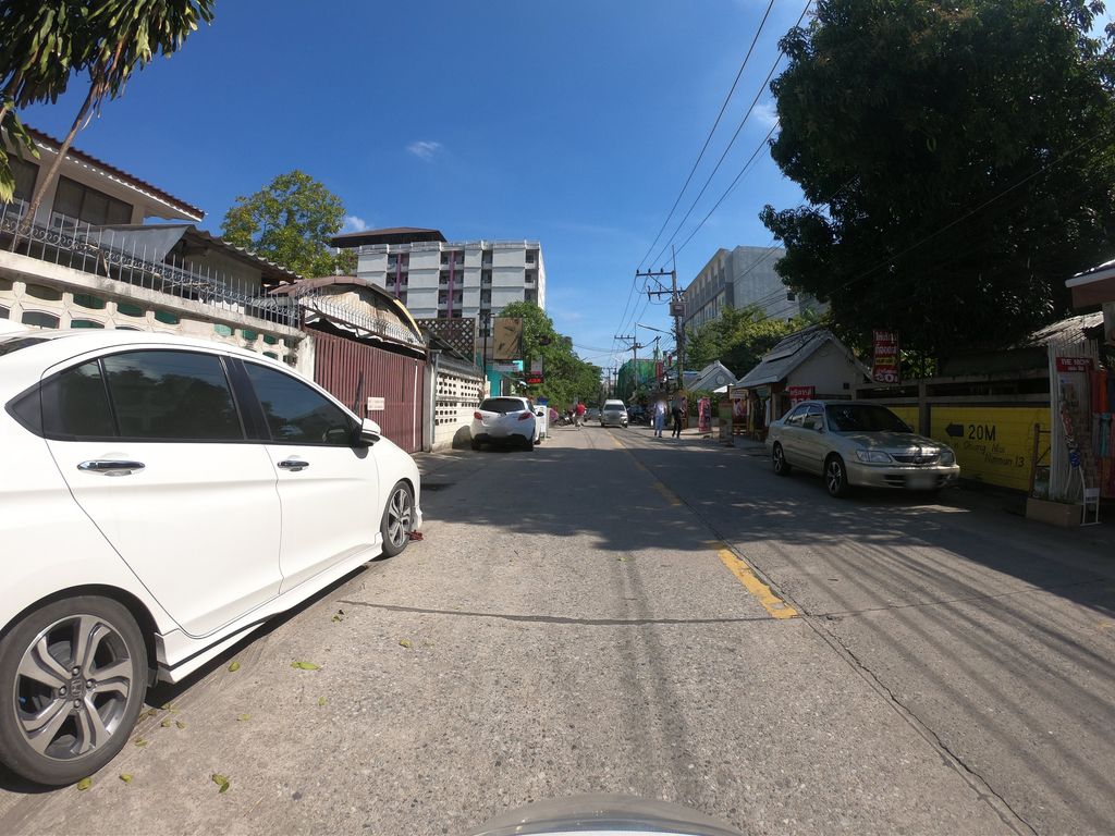 ภาพถนนตรงที่ Blackpearl Barber ตั้งอยู่ ถ่ายโดย chanuwath_grab พ.ศ. 2562 (2019) · A street-level view of where Blackpearl Barber stands, by chanuwath_grab in 2562 (2019)