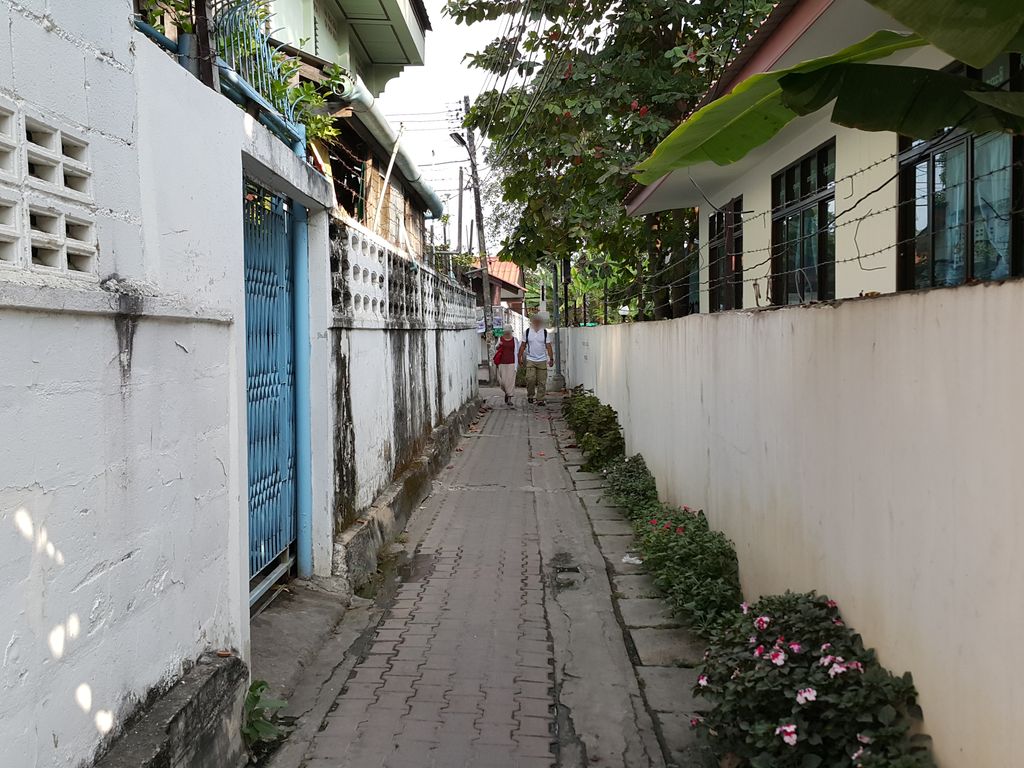 ภาพถนนตรงที่ Blacksmith Tattoo Chiang Mai ตั้งอยู่ ถ่ายโดย jrcarlsen พ.ศ. 2558 (2015) · A street-level view of where Blacksmith Tattoo Chiang Mai stands, by jrcarlsen in 2558 (2015)