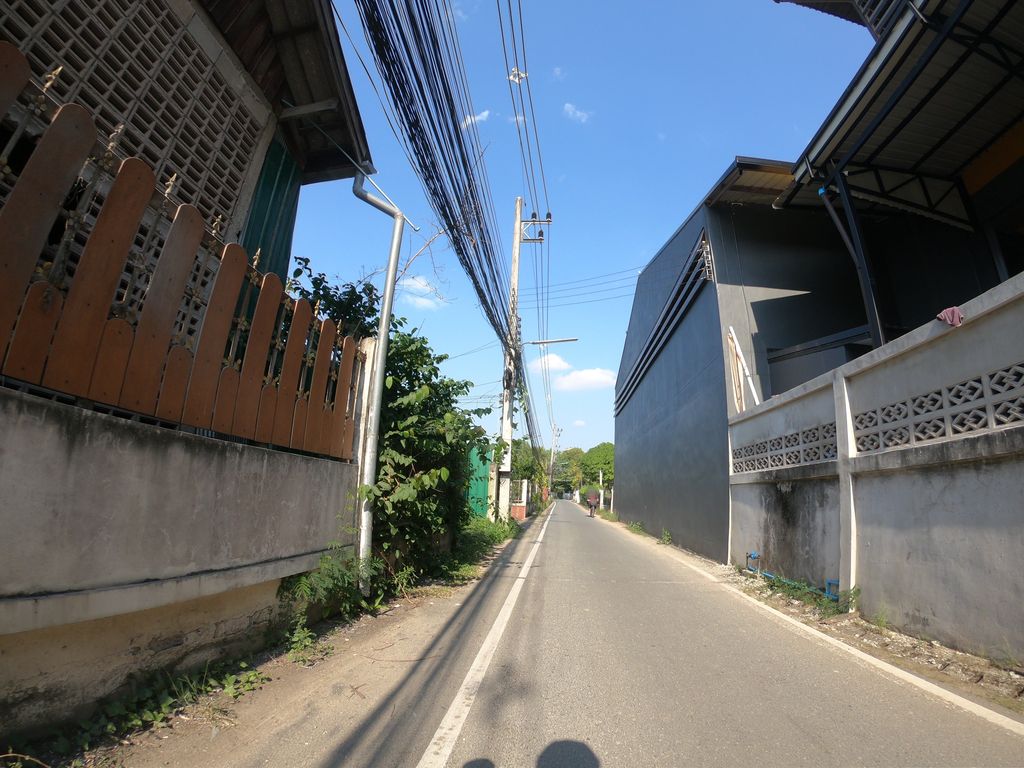 ภาพถนนตรงที่ Phu Ping Hospitality Supply ตั้งอยู่ ถ่ายโดย chanuwath_grab พ.ศ. 2562 (2019) · A street-level view of where Phu Ping Hospitality Supply stands, by chanuwath_grab in 2562 (2019)