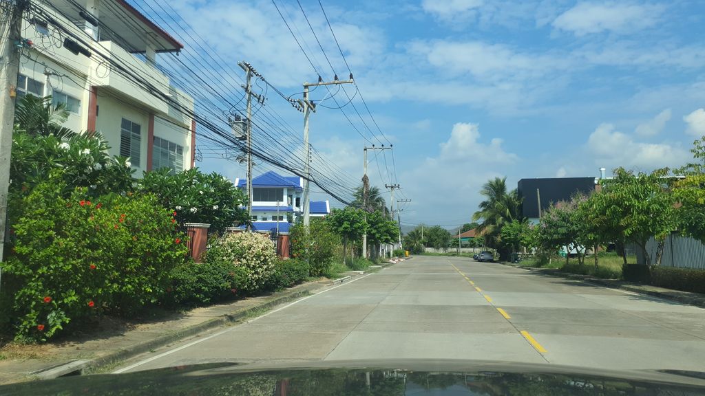 ภาพถนนตรงที่ HIM Hang Dong Church ตั้งอยู่ ถ่ายโดย jrcarlsen พ.ศ. 2564 (2021) · A street-level view of where HIM Hang Dong Church stands, by jrcarlsen in 2564 (2021)