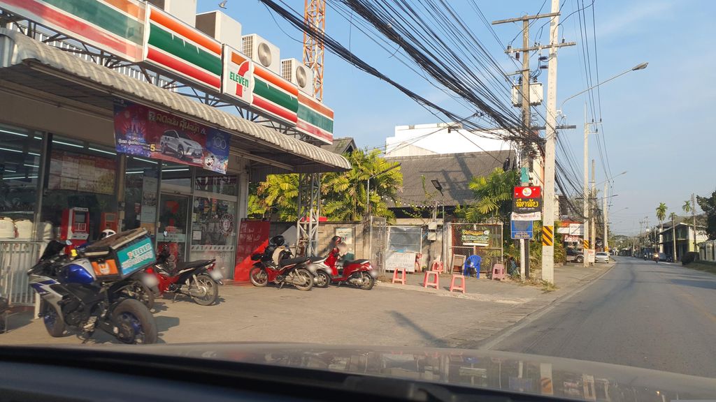 ภาพถนนตรงที่ Arabitia Coffee at บ้านถวาย เชียงใหม่ ตั้งอยู่ ถ่ายโดย jrcarlsen พ.ศ. 2566 (2023) · A street-level view of where Arabitia Coffee at บ้านถวาย เชียงใหม่ stands, by jrcarlsen in 2566 (2023)