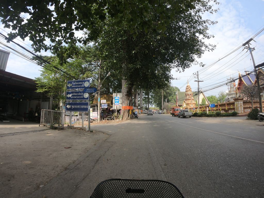 ภาพถนนตรงที่ ร้านข้าวขาหมูพี่เต็ม ตั้งอยู่ ถ่ายโดย chanuwath_grab พ.ศ. 2562 (2019) · A street-level view of where ร้านข้าวขาหมูพี่เต็ม · Ran Khaokhamu Phi Tem stands, by chanuwath_grab in 2562 (2019)