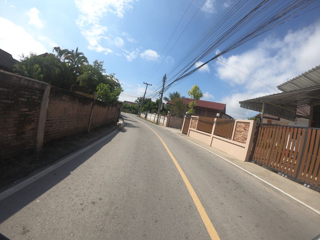 ภาพถนนตรงที่ ปิมใจ คาเฟ่ & บาร์ ตั้งอยู่ ถ่ายโดย chanuwath_grab พ.ศ. 2562 (2019) · A street-level view of where ปิมใจ คาเฟ่ & บาร์ · Pimchai Café & Bar stands, by chanuwath_grab in 2562 (2019)