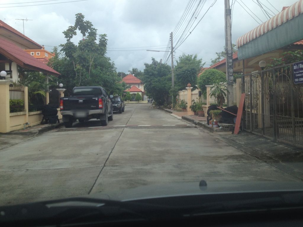 ภาพถนนตรงที่ ปรุงแล้วหอม ตั้งอยู่ ถ่ายโดย jimwatana พ.ศ. 2558 (2015) · A street-level view of where ปรุงแล้วหอม · Prunglaeohom stands, by jimwatana in 2558 (2015)