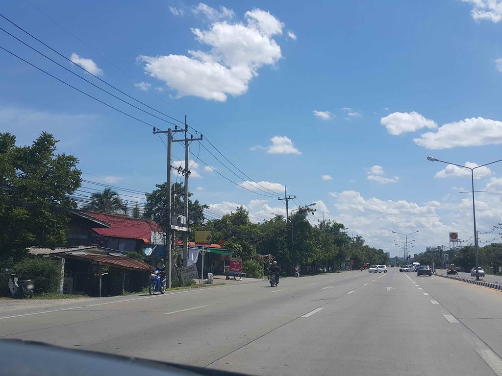 ภาพถนนตรงที่ ร้านสะดวกเมา ตั้งอยู่ ถ่ายโดย jrcarlsen พ.ศ. 2558 (2015) · A street-level view of where ร้านสะดวกเมา · Ran Saduak Mao stands, by jrcarlsen in 2558 (2015)