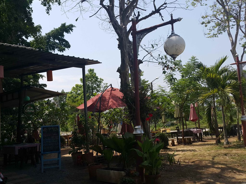 ภาพถนนตรงที่ Family car care สาขาสันทราย ตั้งอยู่ ถ่ายโดย jrcarlsen พ.ศ. 2558 (2015) · A street-level view of where Family car care สาขาสันทราย stands, by jrcarlsen in 2558 (2015)