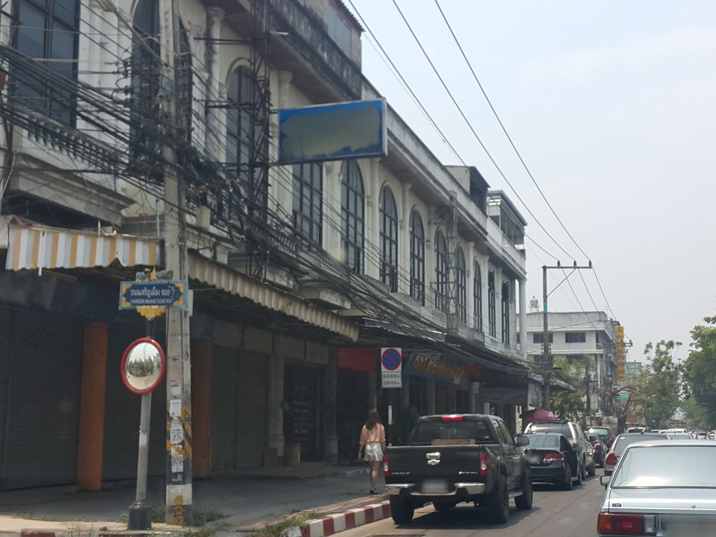 ภาพถนนตรงที่ เฉินหลง เป็ดย่างกังฟู ตั้งอยู่ ถ่ายโดย jrcarlsen พ.ศ. 2559 (2016) · A street-level view of where เฉินหลง เป็ดย่างกังฟู · Choenlong Petyang Kangfu stands, by jrcarlsen in 2559 (2016)