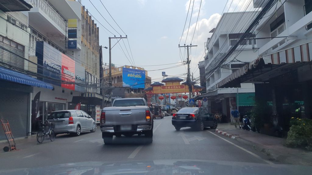 ภาพถนนตรงที่ วัดป่าแพ่ง ตั้งอยู่ ถ่ายโดย jrcarlsen พ.ศ. 2565 (2022) · A street-level view of where วัดป่าแพ่ง · Wat Pa Phaeng stands, by jrcarlsen in 2565 (2022)