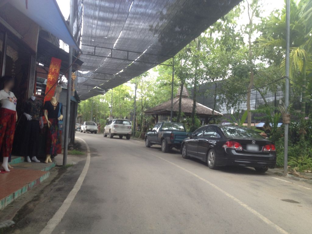 ภาพถนนตรงที่ Katerine Space ตั้งอยู่ ถ่ายโดย jimwatana พ.ศ. 2558 (2015) · A street-level view of where Katerine Space stands, by jimwatana in 2558 (2015)