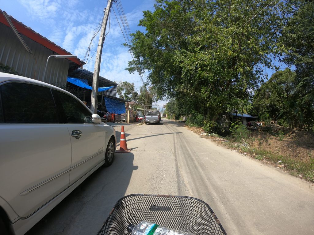 ภาพถนนตรงที่ ร้านสำเพ็งสารภี ตั้งอยู่ ถ่ายโดย chanuwath_grab พ.ศ. 2562 (2019) · A street-level view of where ร้านสำเพ็งสารภี · Ran Sampheng Saraphi stands, by chanuwath_grab in 2562 (2019)