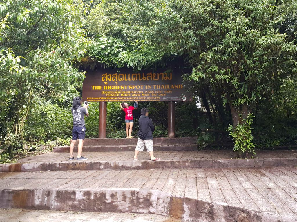 ภาพถนนตรงที่ สูงสุดแดนสยาม ตั้งอยู่ ถ่ายโดย jrcarlsen พ.ศ. 2558 (2015) · A street-level view of where สูงสุดแดนสยาม · Sung Sut Daen Sayam stands, by jrcarlsen in 2558 (2015)