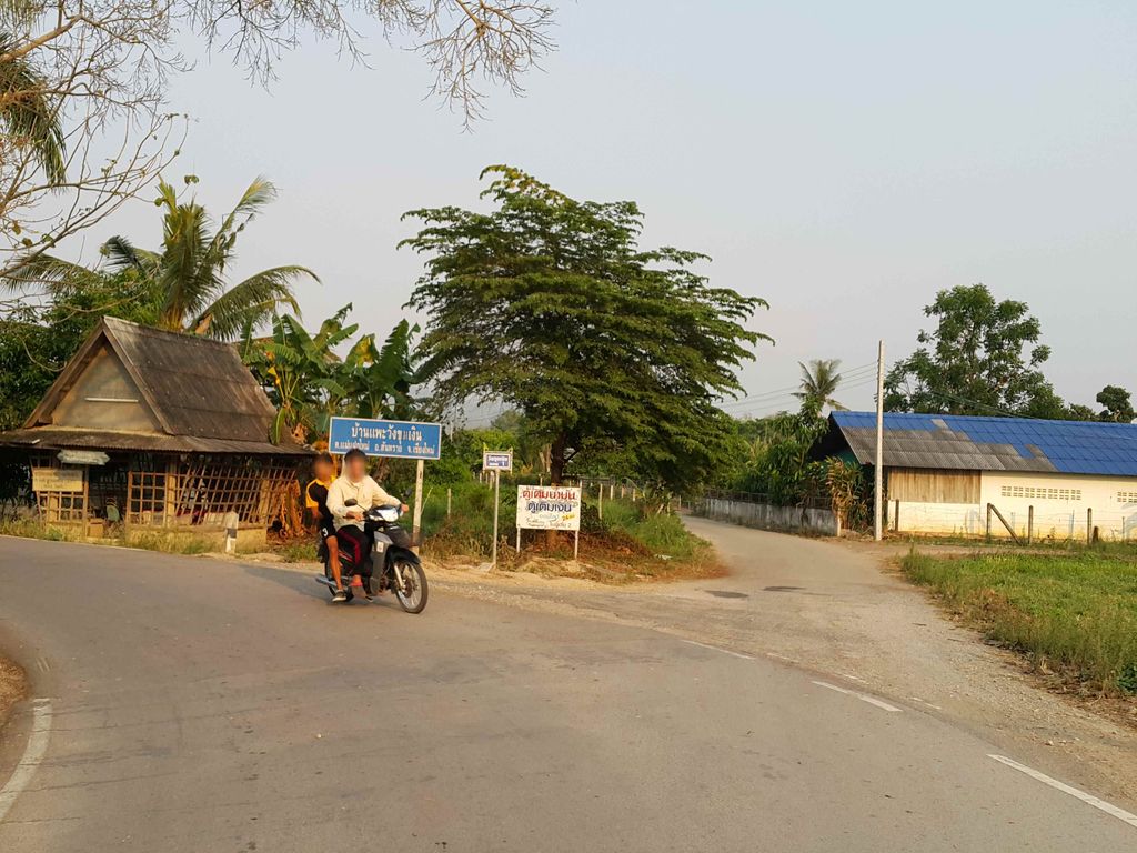 ภาพถนนตรงที่ เพาะปลูกรักษ์ ตั้งอยู่ ถ่ายโดย jrcarlsen พ.ศ. 2558 (2015) · A street-level view of where เพาะปลูกรักษ์ · Pho Pluk Rak stands, by jrcarlsen in 2558 (2015)