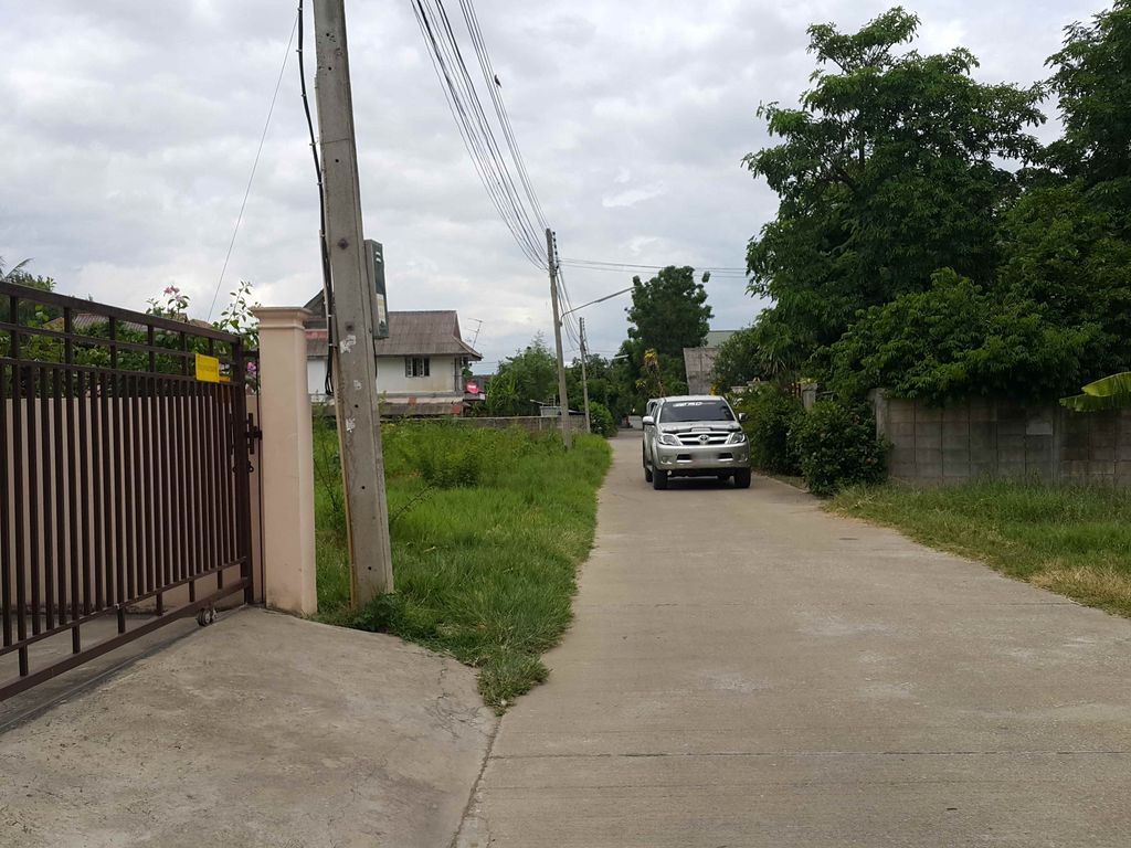 ภาพถนนตรงที่ Thai European Food&bar 2020 ตั้งอยู่ ถ่ายโดย jrcarlsen พ.ศ. 2558 (2015) · A street-level view of where Thai European Food&bar 2020 stands, by jrcarlsen in 2558 (2015)