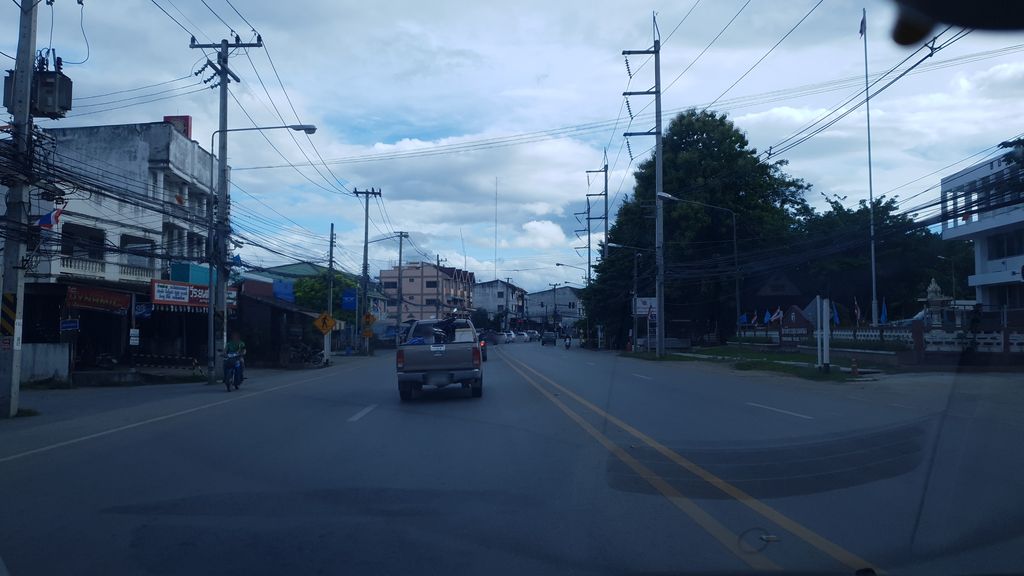 ภาพถนนตรงที่ นัติมอเตอร์ จอมทอง ตั้งอยู่ ถ่ายโดย silamanee พ.ศ. 2561 (2018) · A street-level view of where นัติมอเตอร์ จอมทอง · Nat Motor Chom Thong stands, by silamanee in 2561 (2018)