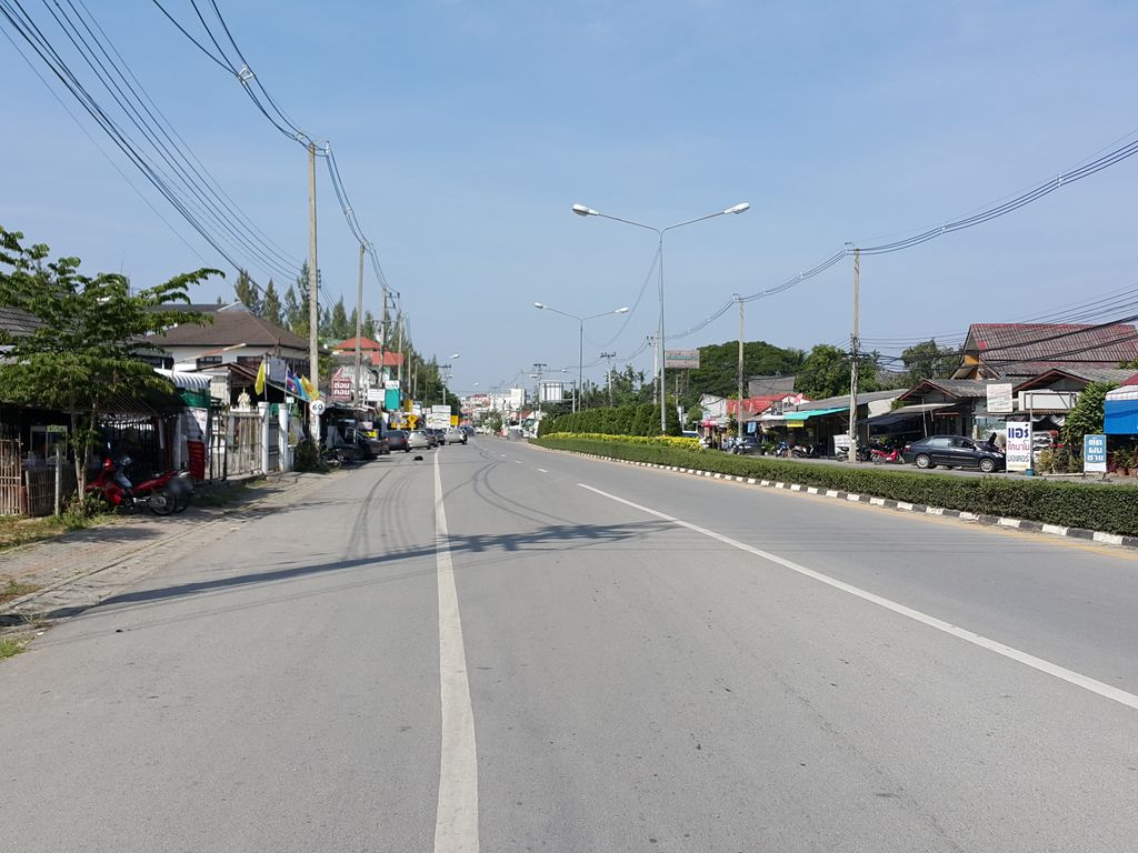 ภาพถนนตรงที่ โฮงหลู้สันกำแพง ตั้งอยู่ ถ่ายโดย jrcarlsen พ.ศ. 2557 (2014) · A street-level view of where โฮงหลู้สันกำแพง · Hong Lu San Kamphaeng stands, by jrcarlsen in 2557 (2014)