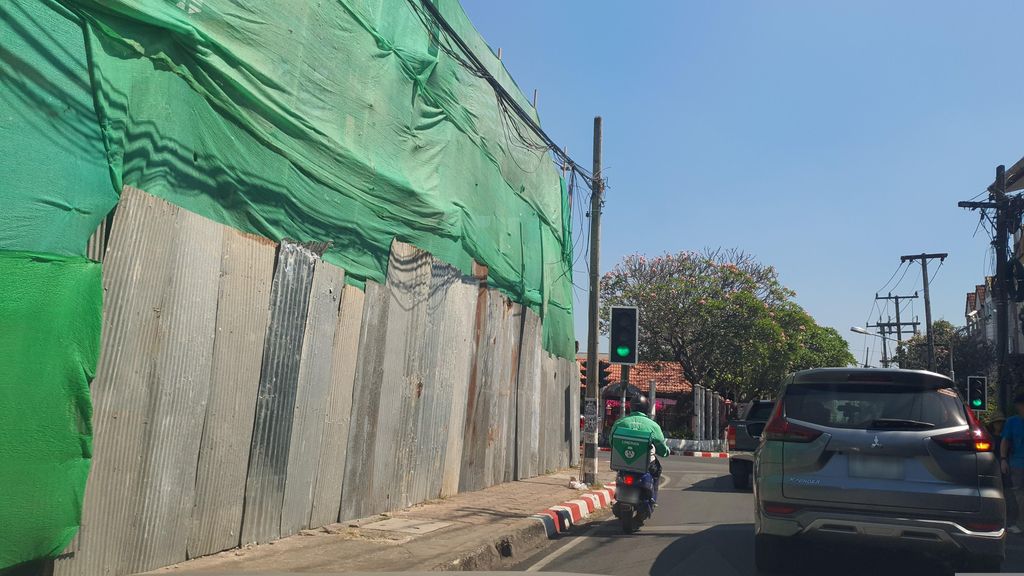 ภาพถนนตรงที่ Asaya House ตั้งอยู่ ถ่ายโดย jrcarlsen พ.ศ. 2566 (2023) · A street-level view of where Asaya House stands, by jrcarlsen in 2566 (2023)