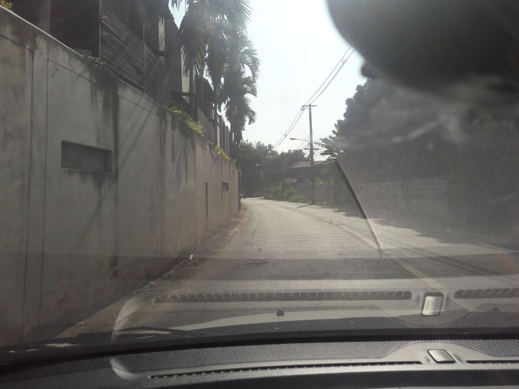 ภาพถนนตรงที่ Zensala Boutique Resort ตั้งอยู่ ถ่ายโดย noochjaree พ.ศ. 2561 (2018) · A street-level view of where Zensala Boutique Resort stands, by noochjaree in 2561 (2018)