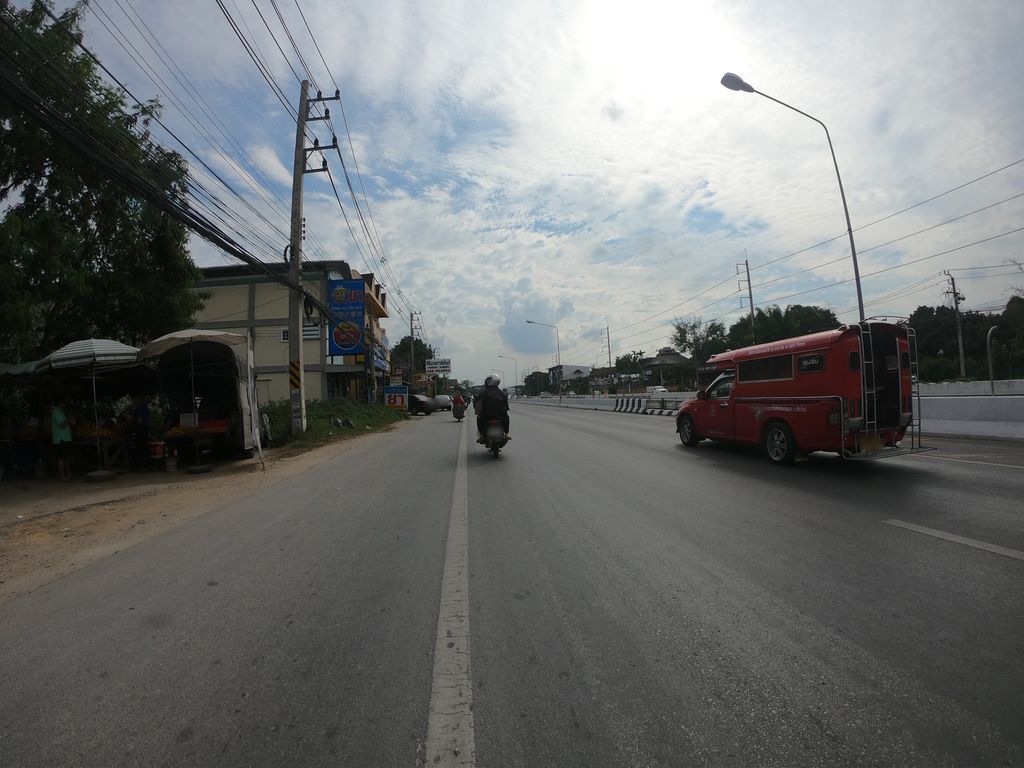 ภาพถนนตรงที่ ย่างบาร์ คาเฟ่ เชียงใหม่ ตั้งอยู่ ถ่ายโดย chanuwath_grab พ.ศ. 2562 (2019) · A street-level view of where ย่างบาร์ คาเฟ่ เชียงใหม่ · Yangba Café Chiang Mai stands, by chanuwath_grab in 2562 (2019)