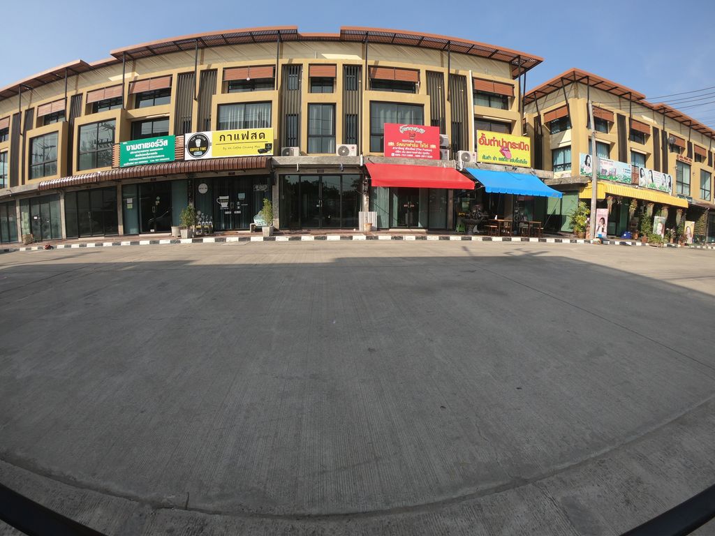 ภาพถนนตรงที่ Lanna Decorate ล้านนาเดคอร์เรท ตั้งอยู่ ถ่ายโดย chanuwath_grab พ.ศ. 2562 (2019) · A street-level view of where Lanna Decorate ล้านนาเดคอร์เรท stands, by chanuwath_grab in 2562 (2019)