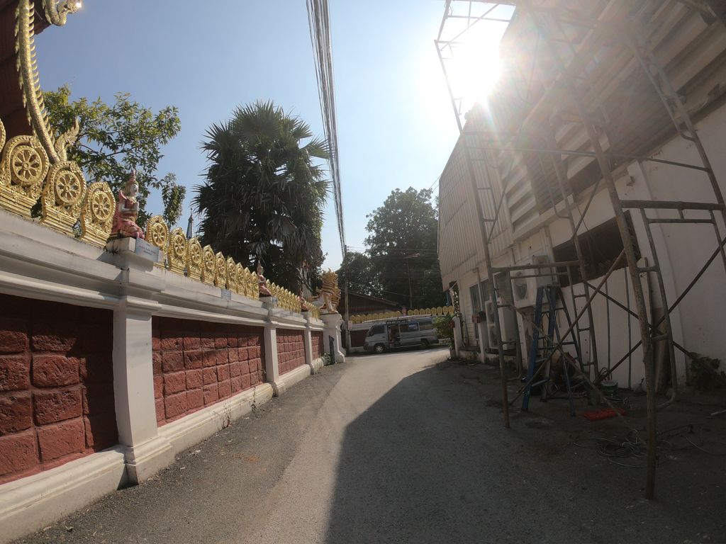 ภาพถนนตรงที่ แดงเบเกอรี่ ตั้งอยู่ ถ่ายโดย chanuwath_grab พ.ศ. 2562 (2019) · A street-level view of where แดงเบเกอรี่ · Daengbekoeri stands, by chanuwath_grab in 2562 (2019)