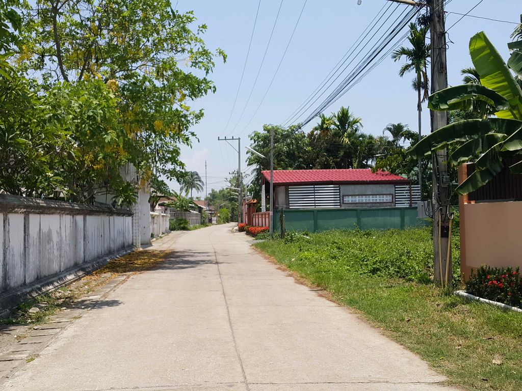 ภาพถนนตรงที่ วัดสุนทรศิริ ตั้งอยู่ ถ่ายโดย jrcarlsen พ.ศ. 2558 (2015) · A street-level view of where วัดสุนทรศิริ · Wat Suntha Siri stands, by jrcarlsen in 2558 (2015)