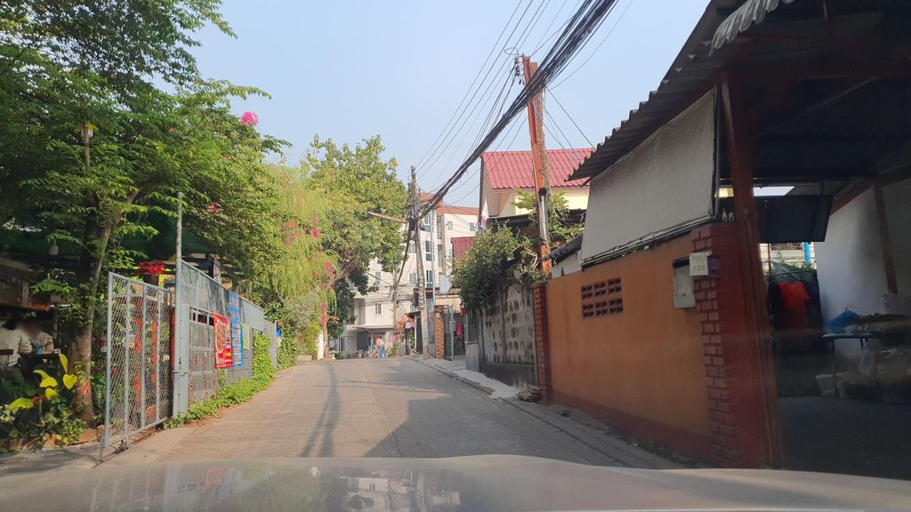 ภาพถนนตรงที่ หอพักพโลศิลป์ ตั้งอยู่ ถ่ายโดย jrcarlsen พ.ศ. 2566 (2023) · A street-level view of where หอพักพโลศิลป์ · Phalo Sin Dormitory stands, by jrcarlsen in 2566 (2023)