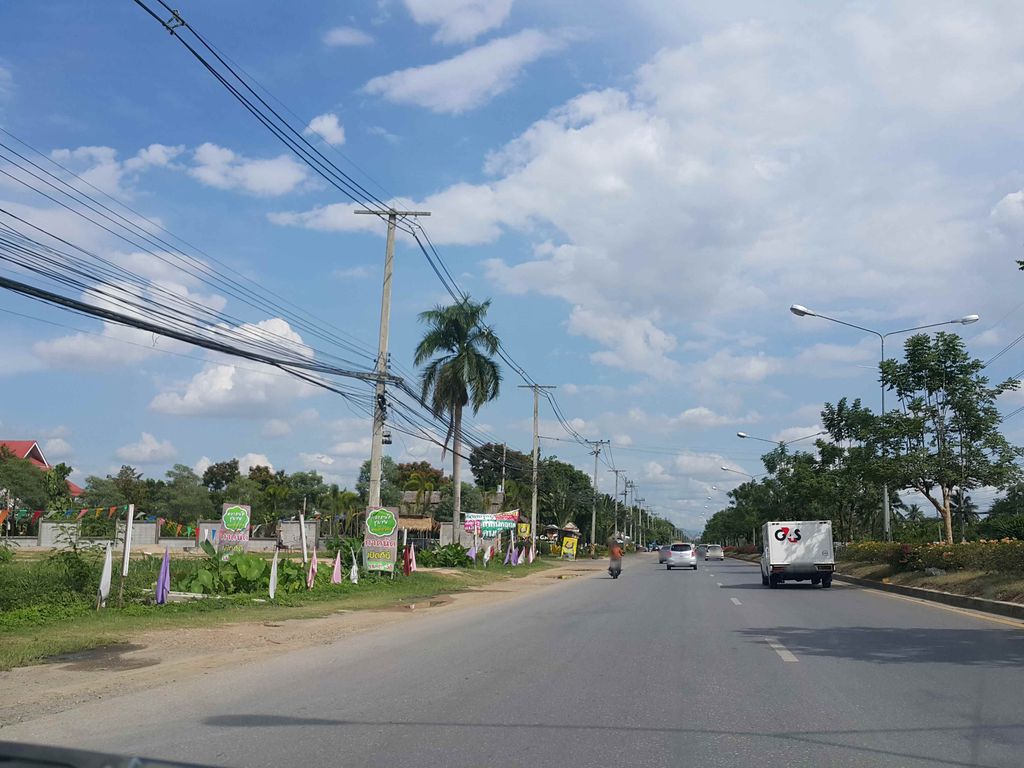 ภาพถนนตรงที่ Nature Mind at Sansai ตั้งอยู่ ถ่ายโดย jrcarlsen พ.ศ. 2558 (2015) · A street-level view of where Nature Mind at Sansai stands, by jrcarlsen in 2558 (2015)