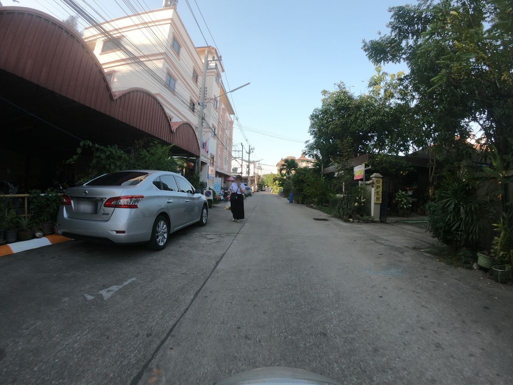 ภาพถนนตรงที่ Chef Den Seafood ตั้งอยู่ ถ่ายโดย chanuwath_grab พ.ศ. 2562 (2019) · A street-level view of where Chef Den Seafood stands, by chanuwath_grab in 2562 (2019)