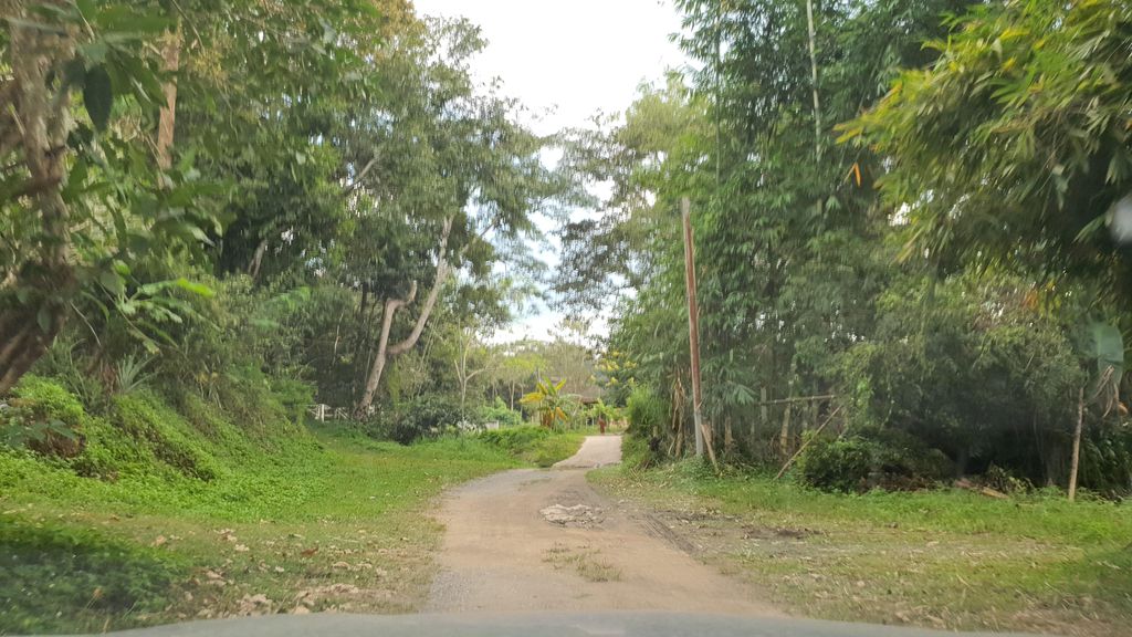 ภาพถนนตรงที่ ที่พักสงฆ์ วิรินธาร ตั้งอยู่ ถ่ายโดย jrcarlsen พ.ศ. 2564 (2021) · A street-level view of where ที่พักสงฆ์ วิรินธาร · Wirinthan Monastic retreat stands, by jrcarlsen in 2564 (2021)