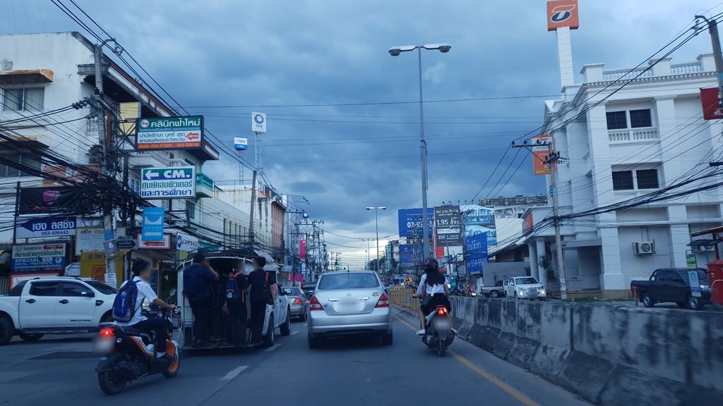 ภาพถนนตรงที่ Q Clinic ตั้งอยู่ ถ่ายโดย silamanee พ.ศ. 2561 (2018) · A street-level view of where Q Clinic stands, by silamanee in 2561 (2018)