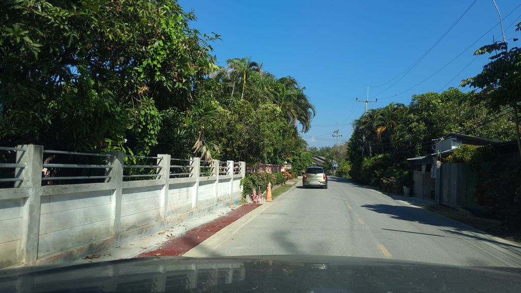 ภาพถนนตรงที่ มูลนิธิสว่างสำเร็จ ตั้งอยู่ ถ่ายโดย jrcarlsen พ.ศ. 2562 (2019) · A street-level view of where มูลนิธิสว่างสำเร็จ · Munnithi Sawang Samret stands, by jrcarlsen in 2562 (2019)