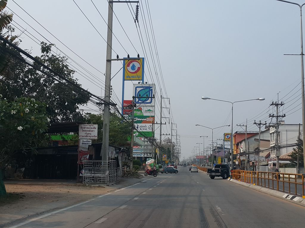 ภาพถนนตรงที่ โฮงเตี๋ยว แม่ริม ตั้งอยู่ ถ่ายโดย jrcarlsen พ.ศ. 2559 (2016) · A street-level view of where โฮงเตี๋ยว แม่ริม · Hongtiao Mae Rim stands, by jrcarlsen in 2559 (2016)
