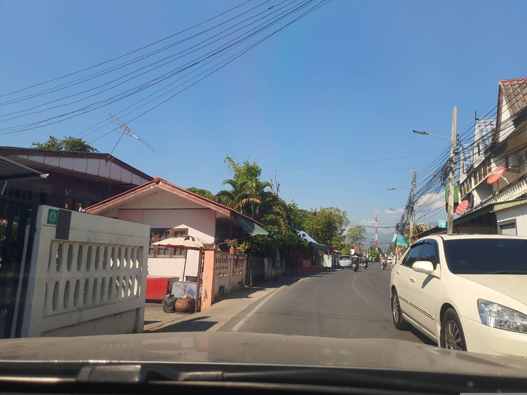 ภาพถนนตรงที่ เฮียเอกพาฮา ตั้งอยู่ ถ่ายโดย jrcarlsen พ.ศ. 2566 (2023) · A street-level view of where เฮียเอกพาฮา · Hiaekphaha stands, by jrcarlsen in 2566 (2023)